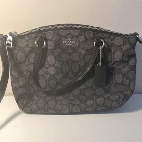 Coach Medium Black Purse with authentic "C Loop - Picture 1 of 3
